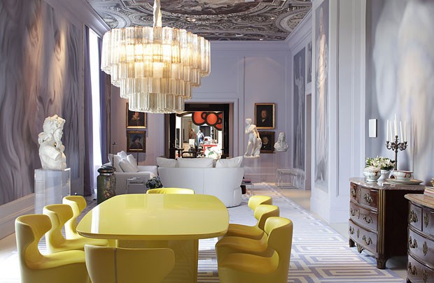 David Bastos (Sala de jantar e lounge) O ambiente de 80 m² incorpora área de estar e sala de jantar. O mobiliário italiano e as obras de arte, ambos de origens clássicas e contemporâneas, constroem um ambiente opulento e cheio de personalidade.