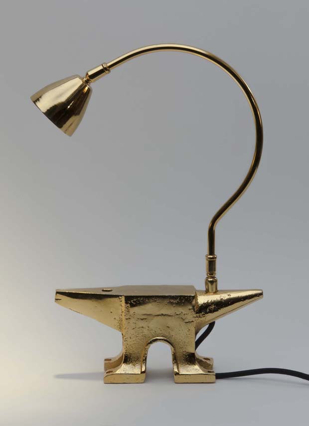 Luminária Bigorna, de ouro, design Leo Capote